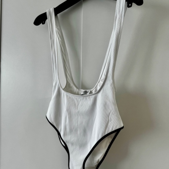 CHANEL spring/summer 2022 runway, look 1 - white bathing suit - Picture 8 of 9